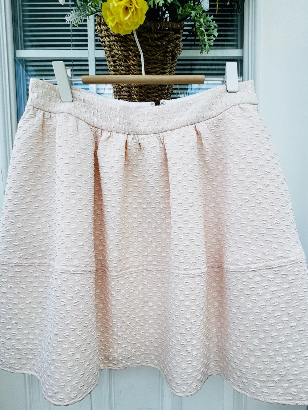 EXPRESS Textured Light Pink A-Line Skirt.    Size 6